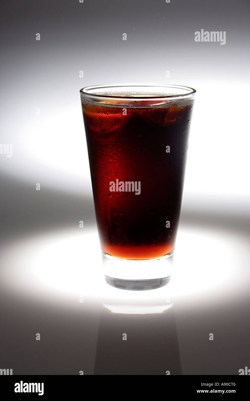Boisson froide dans un verre Coca Cola Coke jusqu'frappe avec la glace Pepsi studio stilllife tabletop Banque D'Images