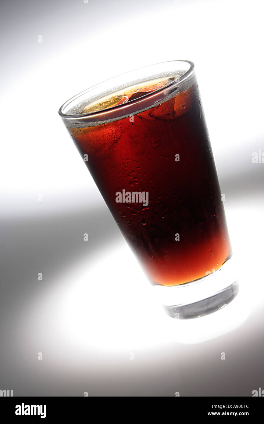 VDA77979 boisson froide dans un verre Coca Cola Coke Pepsi avec de la glace de frappe Banque D'Images