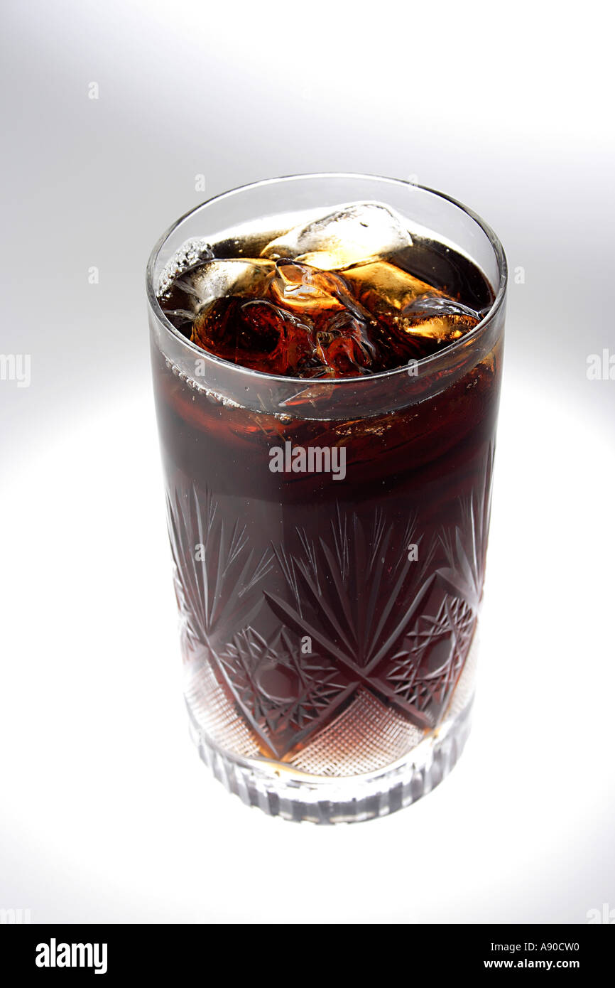 VDA77980 boisson froide dans un verre Coca Cola Coke Pepsi avec de la glace de frappe Banque D'Images