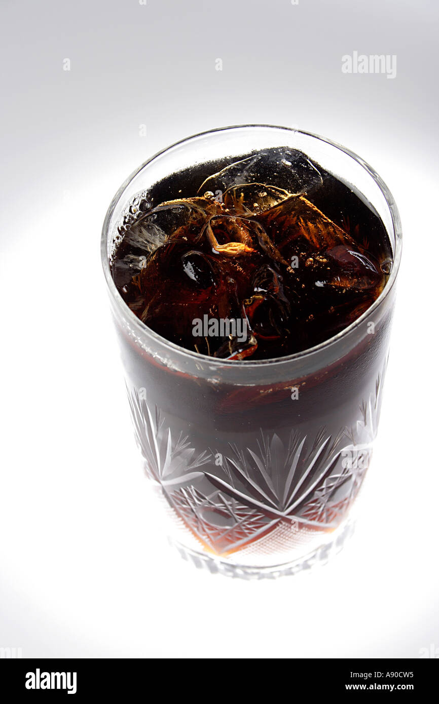 VDA77981 boisson froide dans un verre Coca Cola Coke Pepsi avec de la glace de frappe Banque D'Images
