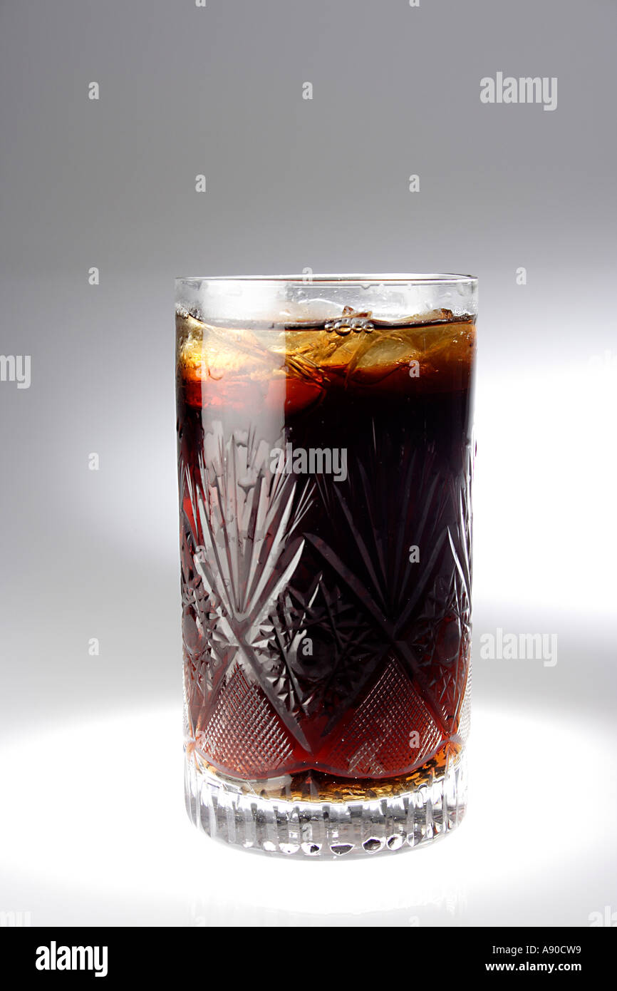 VDA77982 boisson froide dans un verre Coca Cola Coke Pepsi avec de la glace de frappe Banque D'Images
