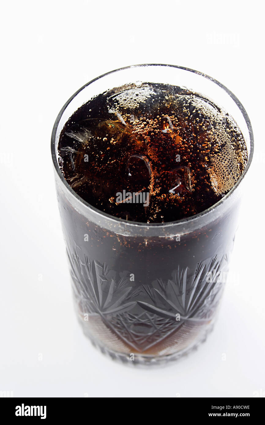 VDA77983 boisson froide dans un verre Coca Cola Coke Pepsi avec de la glace de frappe Banque D'Images