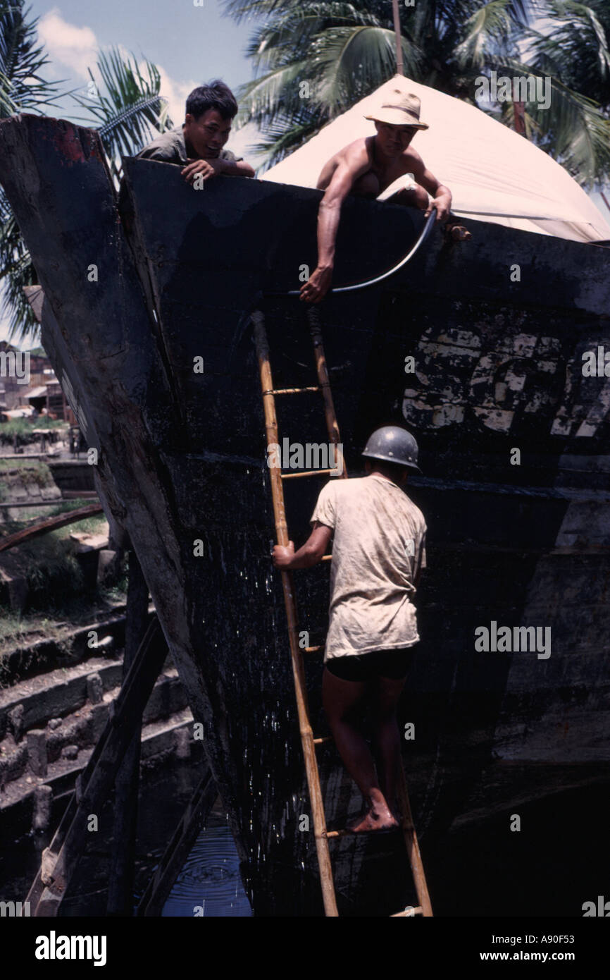 Faire des réparations sur travailleur cargo au Saigon River dry dock Saigon au Vietnam du Sud 1971 Banque D'Images