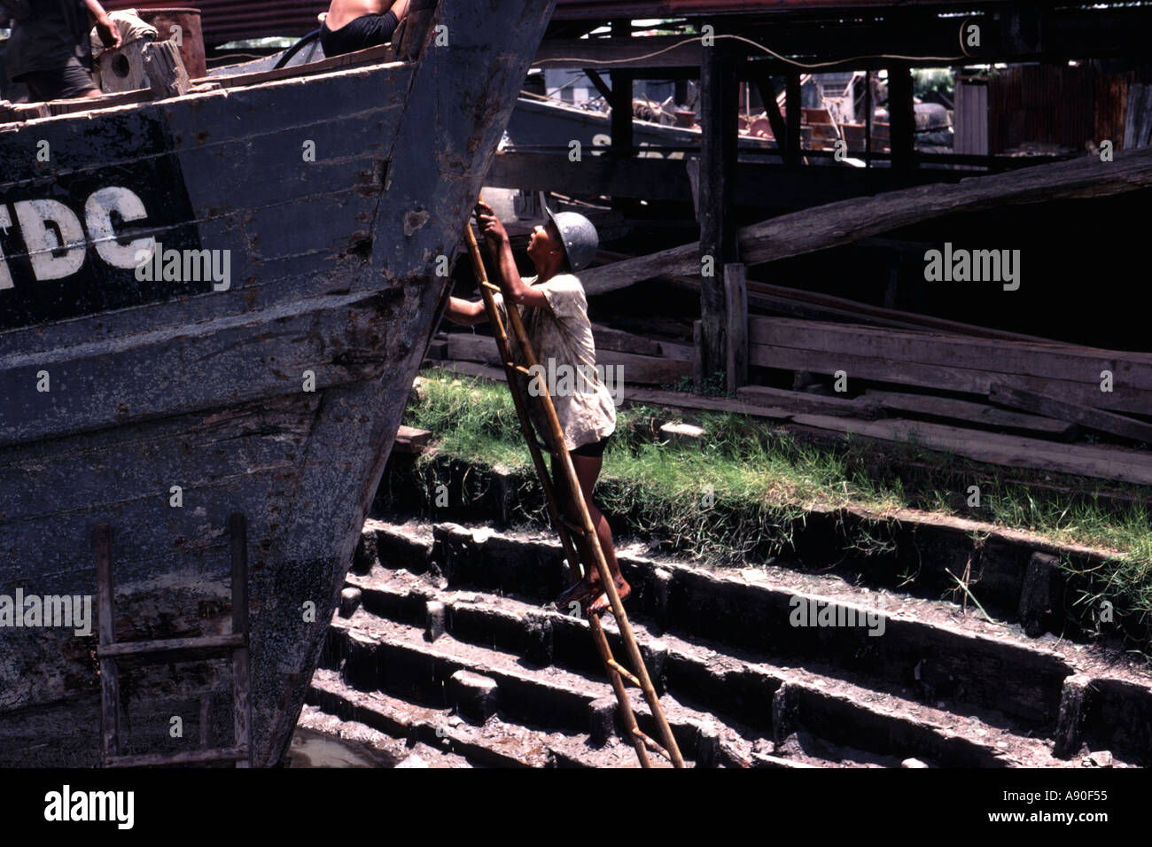 Faire des réparations sur travailleur cargo au Saigon River dry dock Saigon au Vietnam du Sud 1971 Banque D'Images