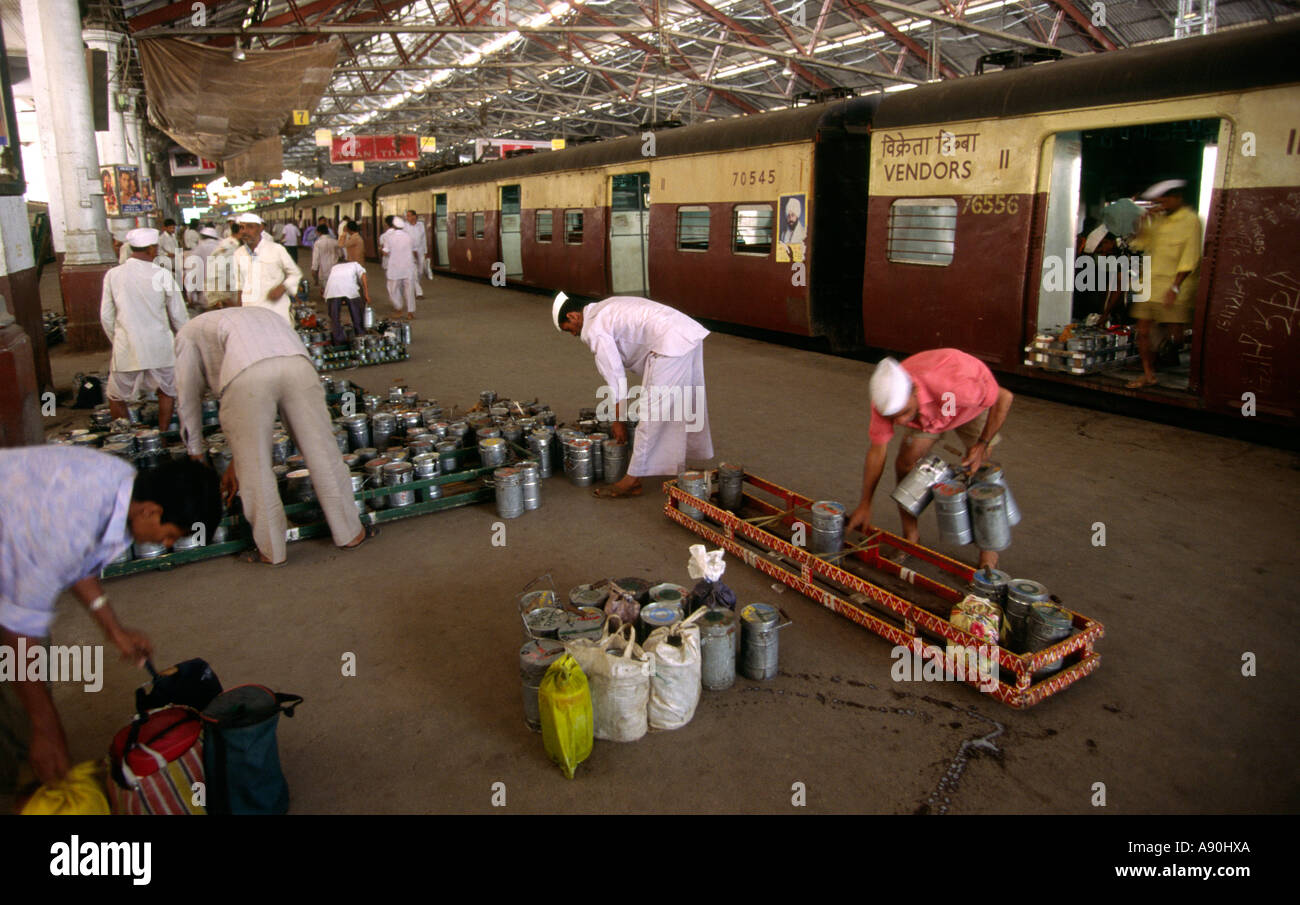 L'Inde Maharashtra Mumbai Bombay Victoria terminus ferroviaire CTT dhaba boîtes à lunch Banque D'Images