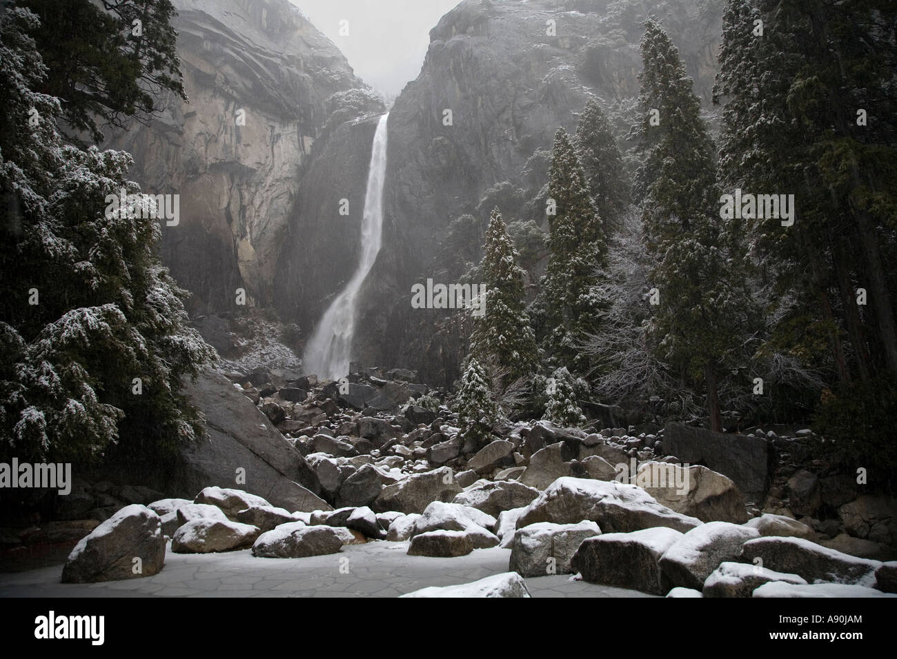 Yosemite Falls supérieur et inférieur dans l'hiver Banque D'Images