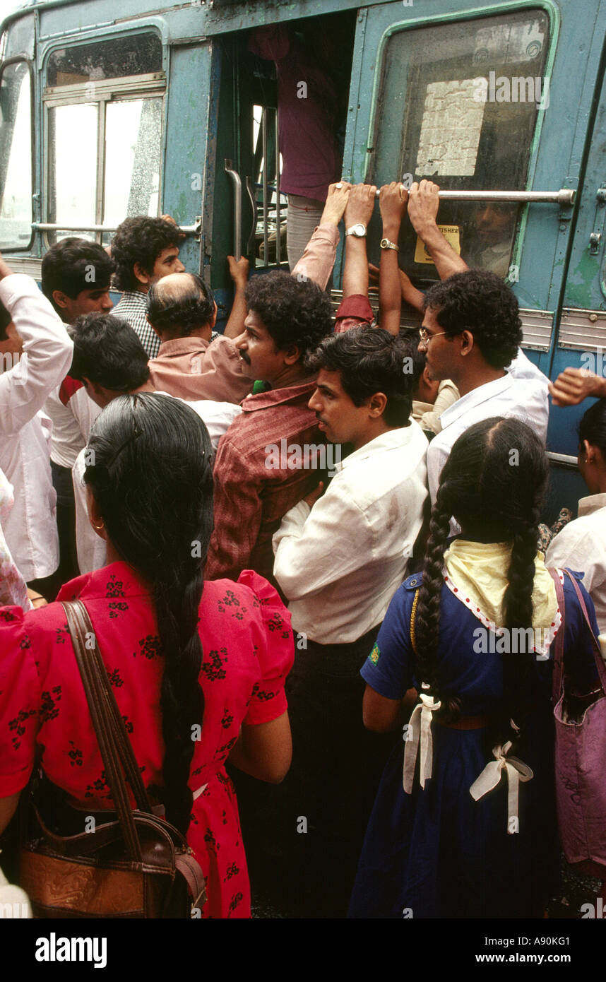 Inde Goa Panaji écrasant le transport de personnes à bord d'un autobus Banque D'Images