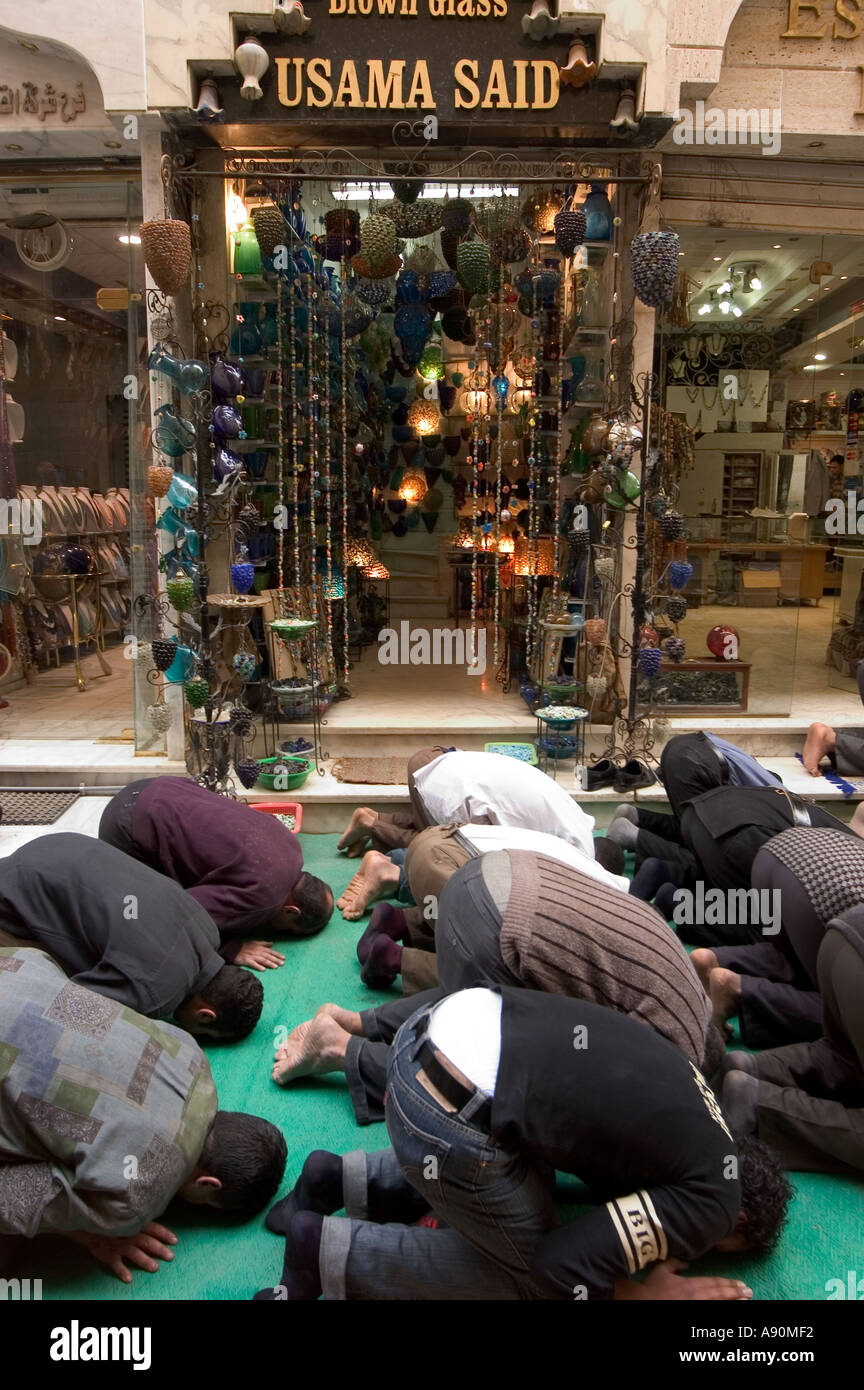 Les fidèles à genoux pour la prière scène de rue Le Caire islamique Le Caire Egypte Afrique du Nord Banque D'Images