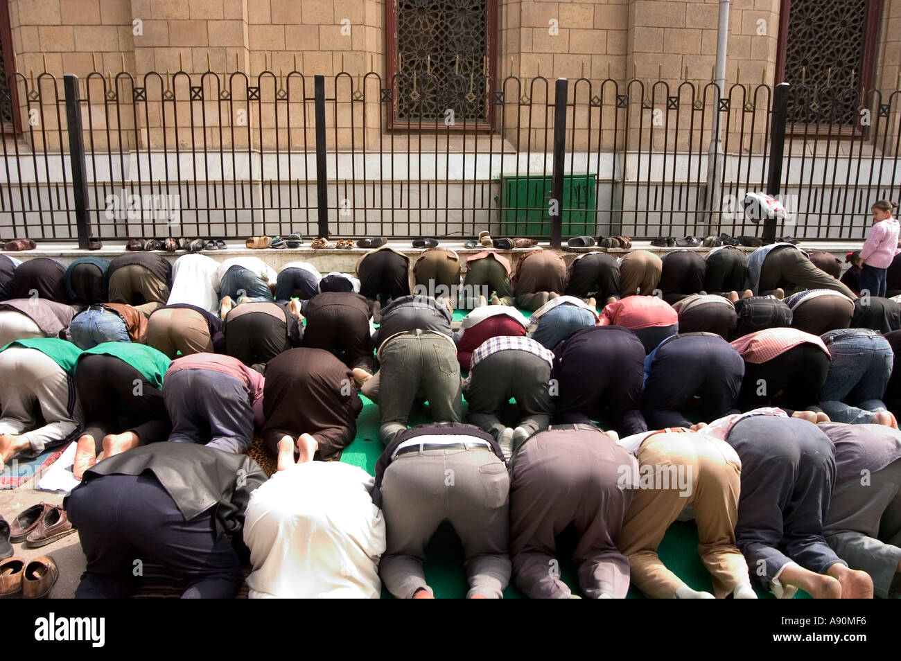 Les fidèles à genoux pour la prière scène de rue Le Caire islamique Le Caire Egypte Afrique du Nord Banque D'Images