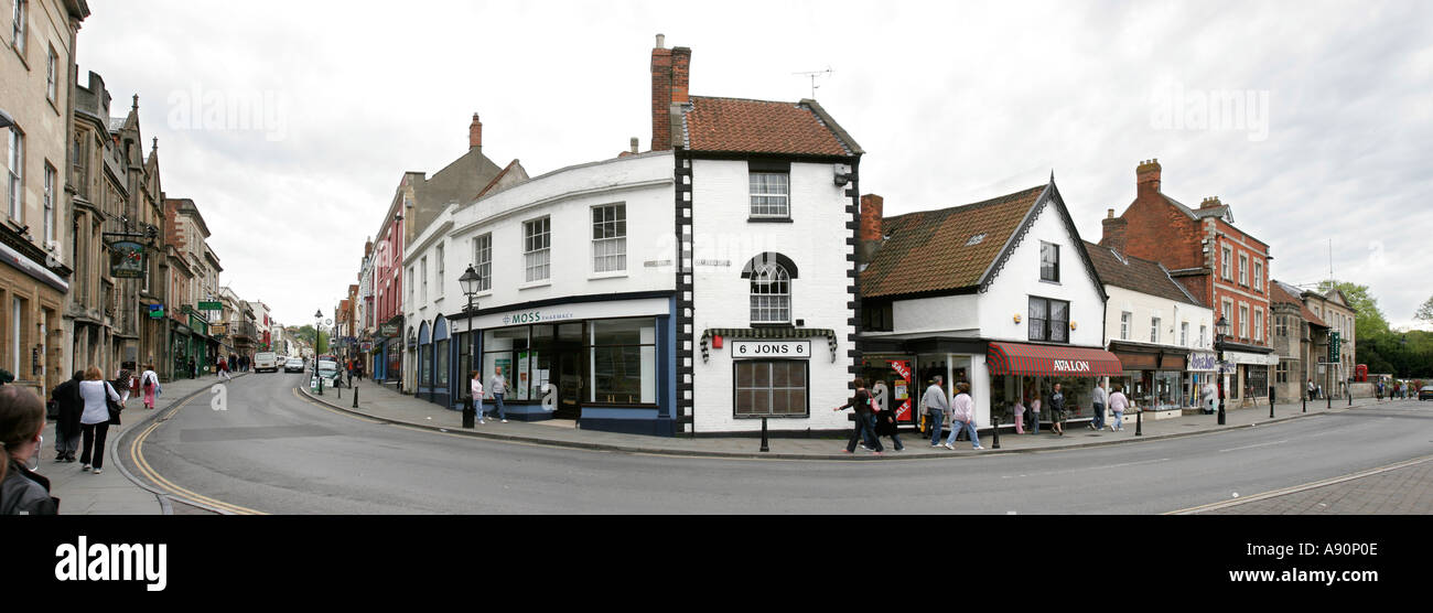 Angleterre Somerset Glastonbury High Street et Madeleine Rue de la Place du Marché vue panoramique Banque D'Images