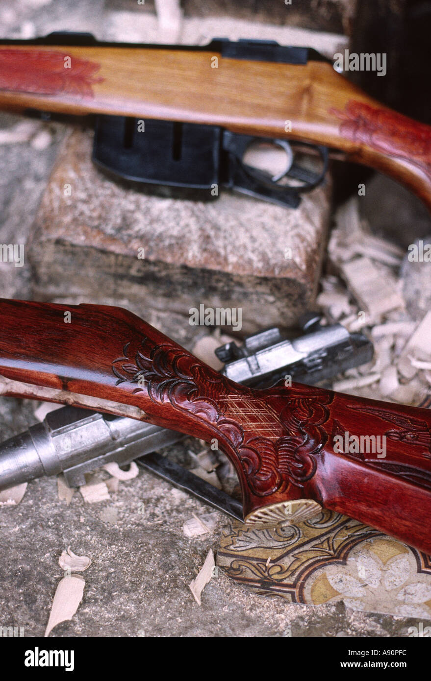 La province de la Frontière du Nord-Ouest du Pakistan, zone tribale de Darra Adam Khel détail stock carabine en bois sculpté Banque D'Images