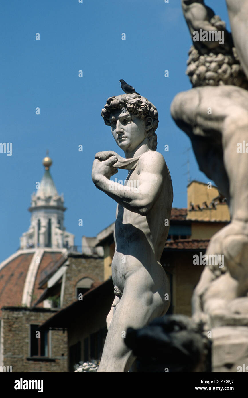 Florence ITALIE Une copie de Michelangelo s statue de David se trouve à l'extérieur du Palazzo Vecchio, Piazza della Signoria Banque D'Images