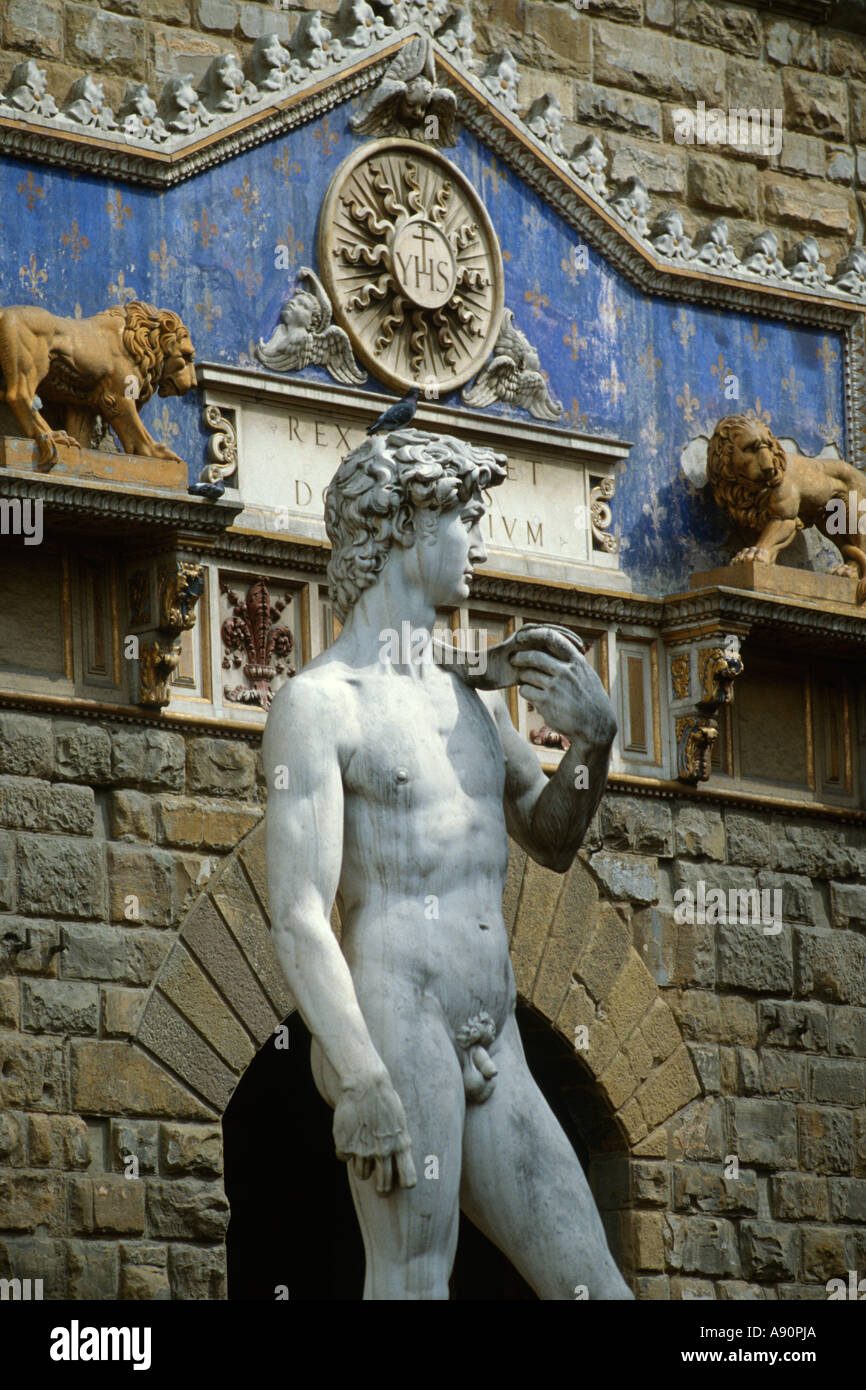 Florence ITALIE Une copie de Michelangelo s statue de David se trouve à l'extérieur du Palazzo Vecchio, Piazza della Signoria Banque D'Images