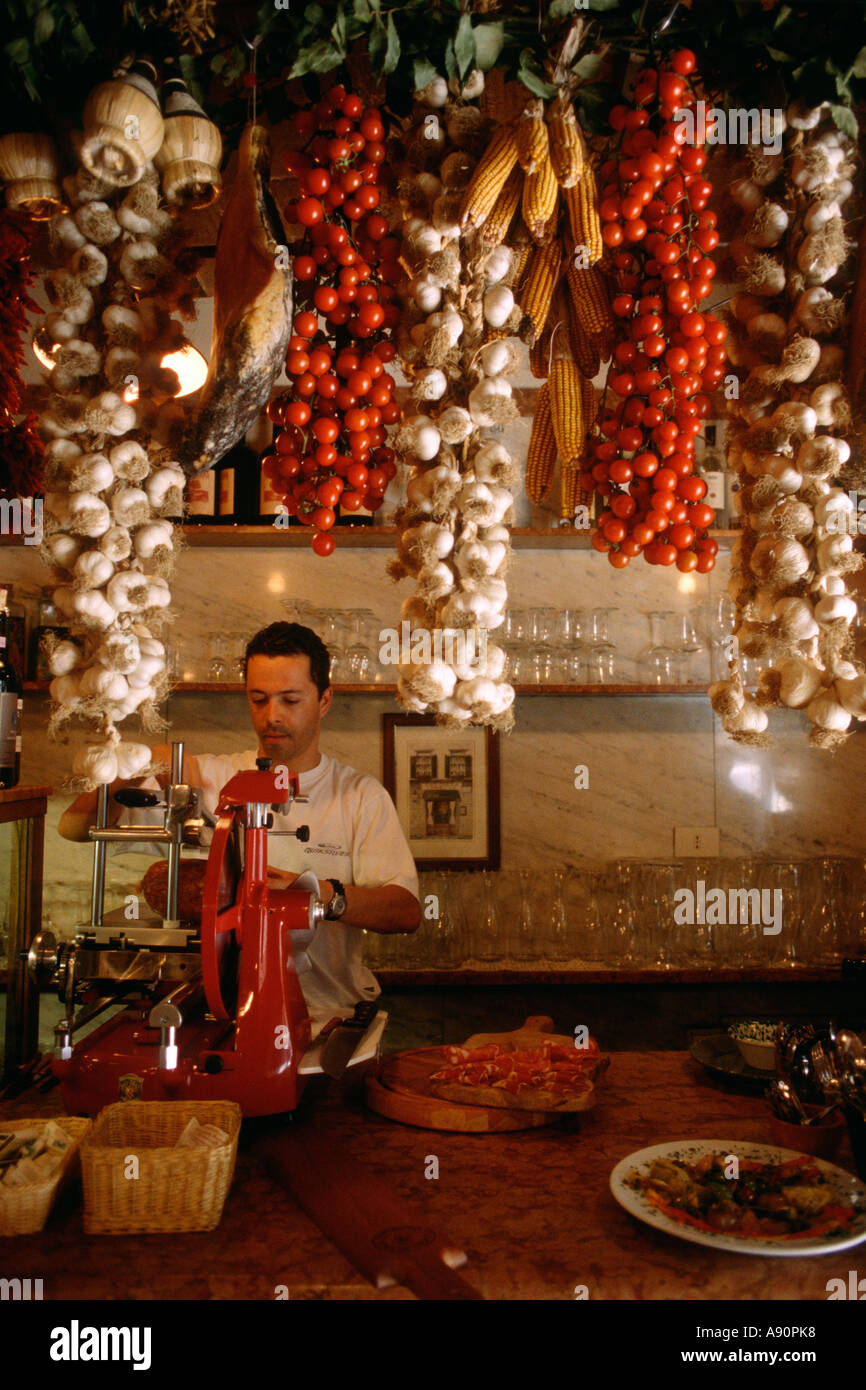 Florence Italie tonneaux de vin tomates Pachino cordes d'ail suspendu dans un traditionnel enoteca Banque D'Images