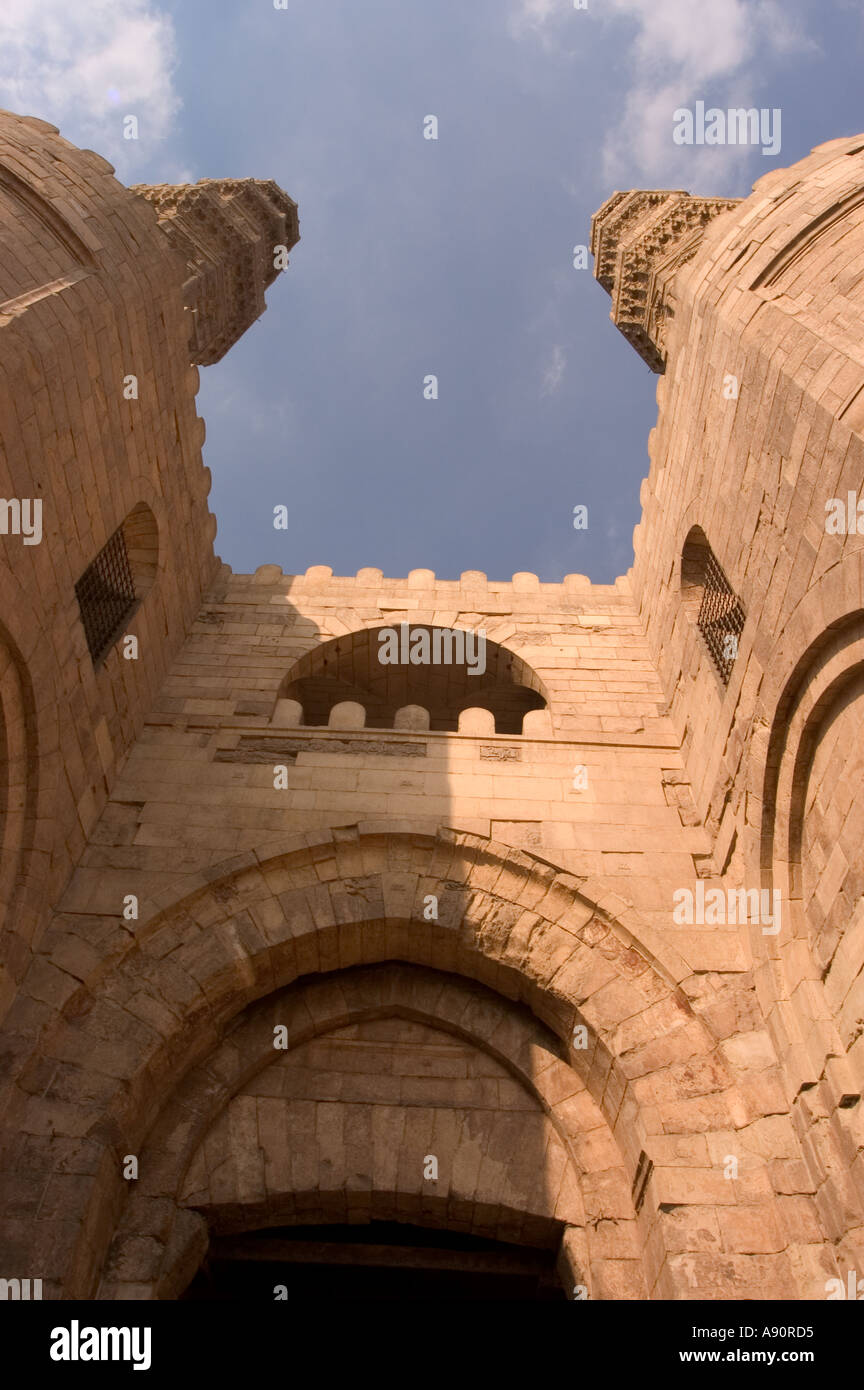 La mosquée Bab Zuweila Scène de rue Le Caire islamique Le Caire Egypte Afrique du Nord Banque D'Images