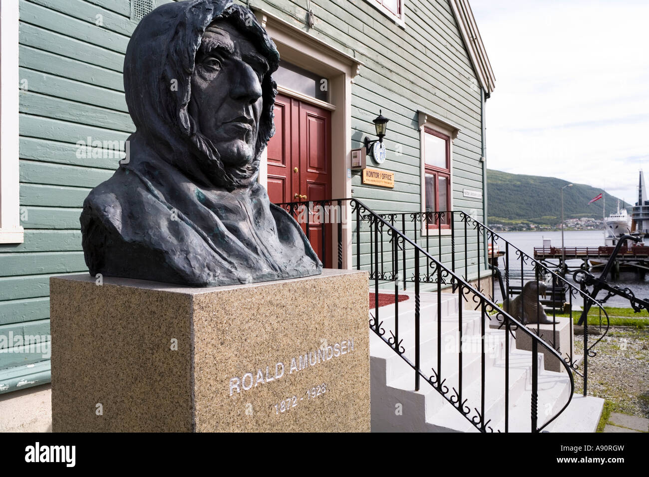 Statue de Roald Amundsen, par le port de Tromso, Norvège Banque D'Images