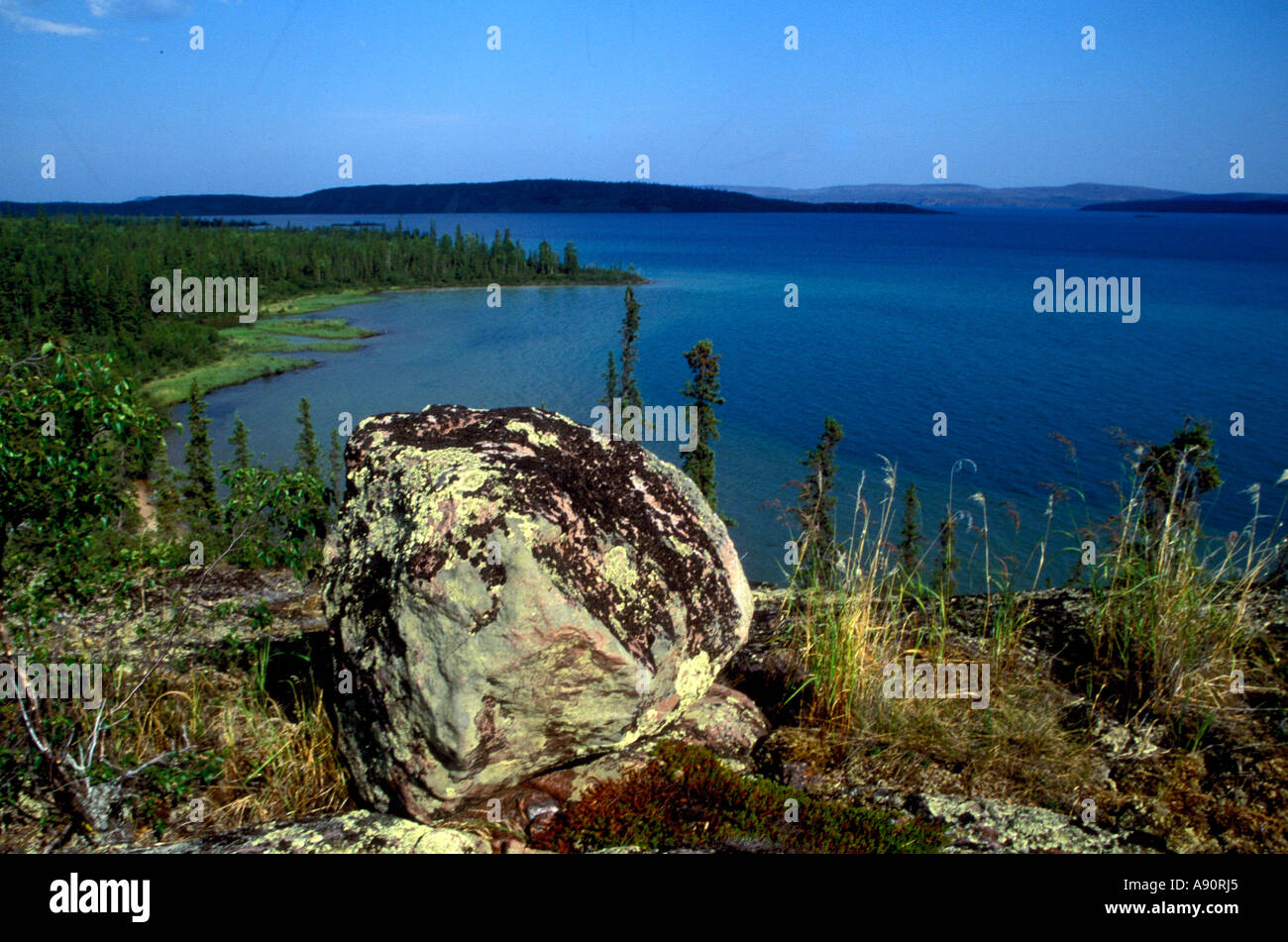 PA6-14 ROCK ET LA RIVE DU GRAND LAC DES ESCLAVES Banque D'Images