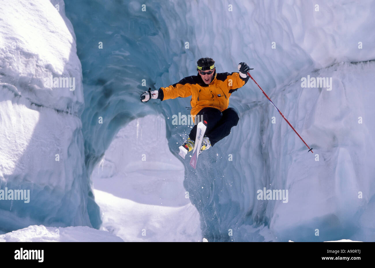 Skieur extrême airborne ski par un tunnel de glace sur le glacier Mer de Glace France Chamonix Mont Blanc Banque D'Images