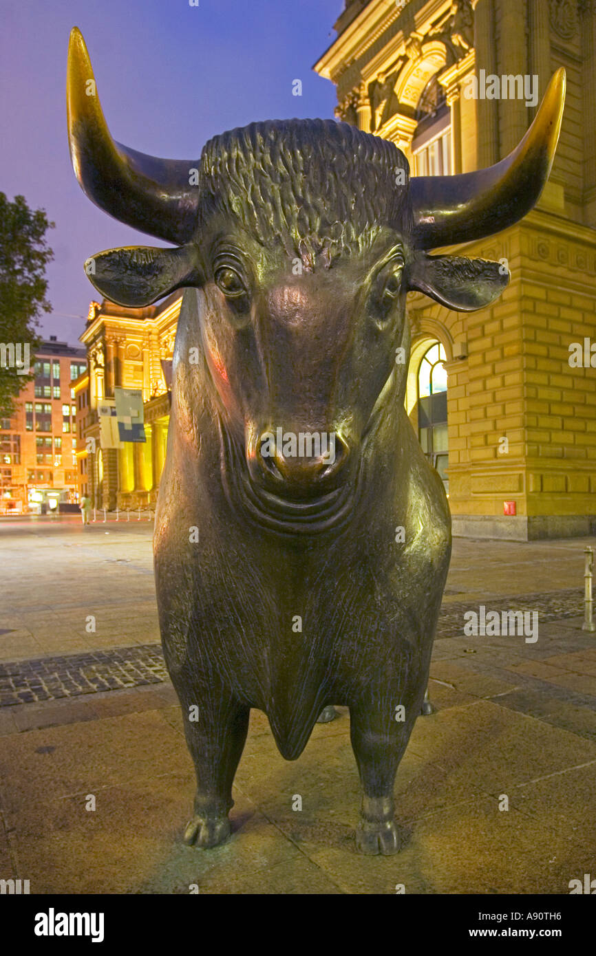 Allemagne Francfort bull en bourse avant de Twilight Banque D'Images