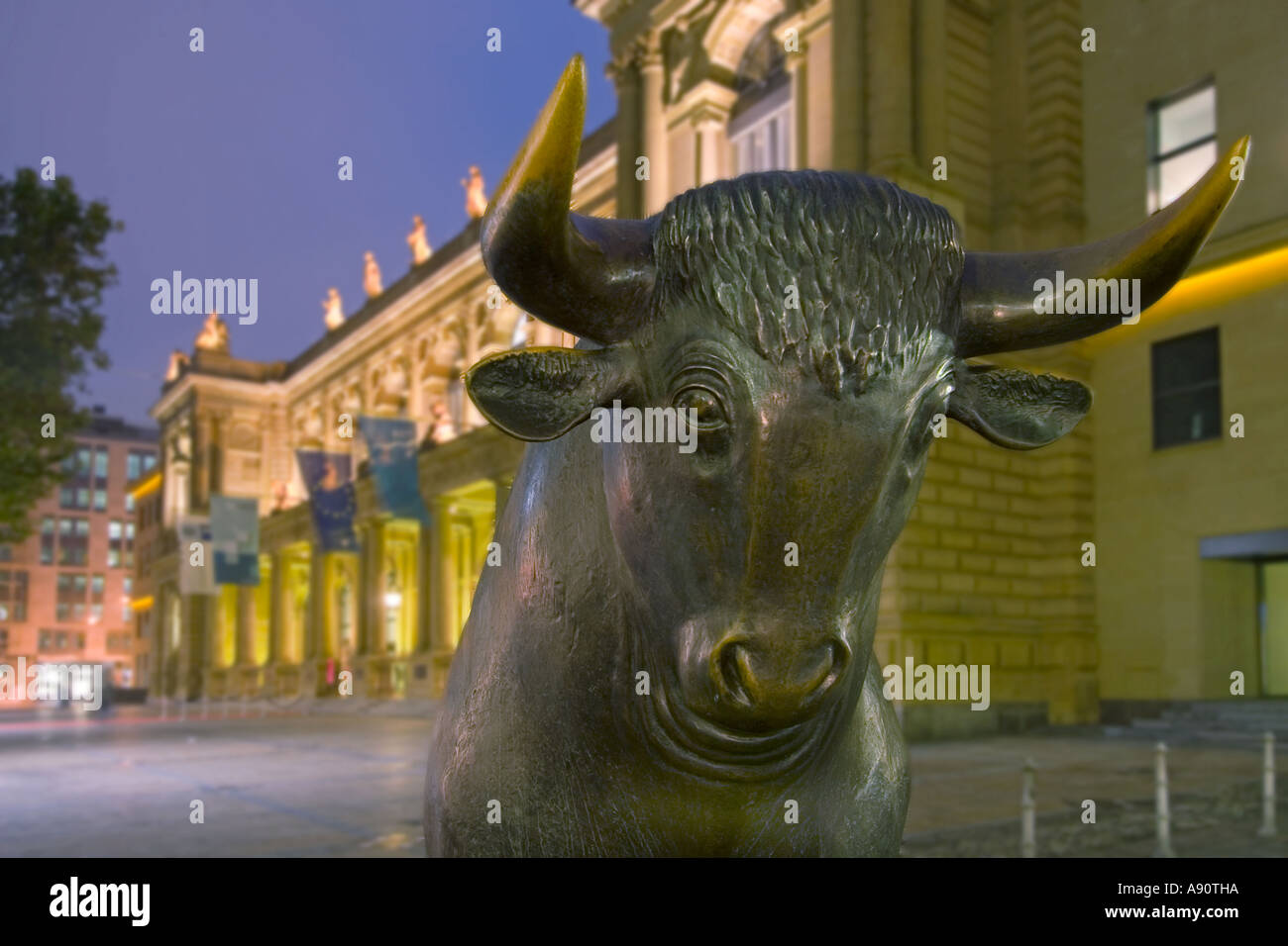 Allemagne Francfort bull en bourse avant de Twilight Banque D'Images