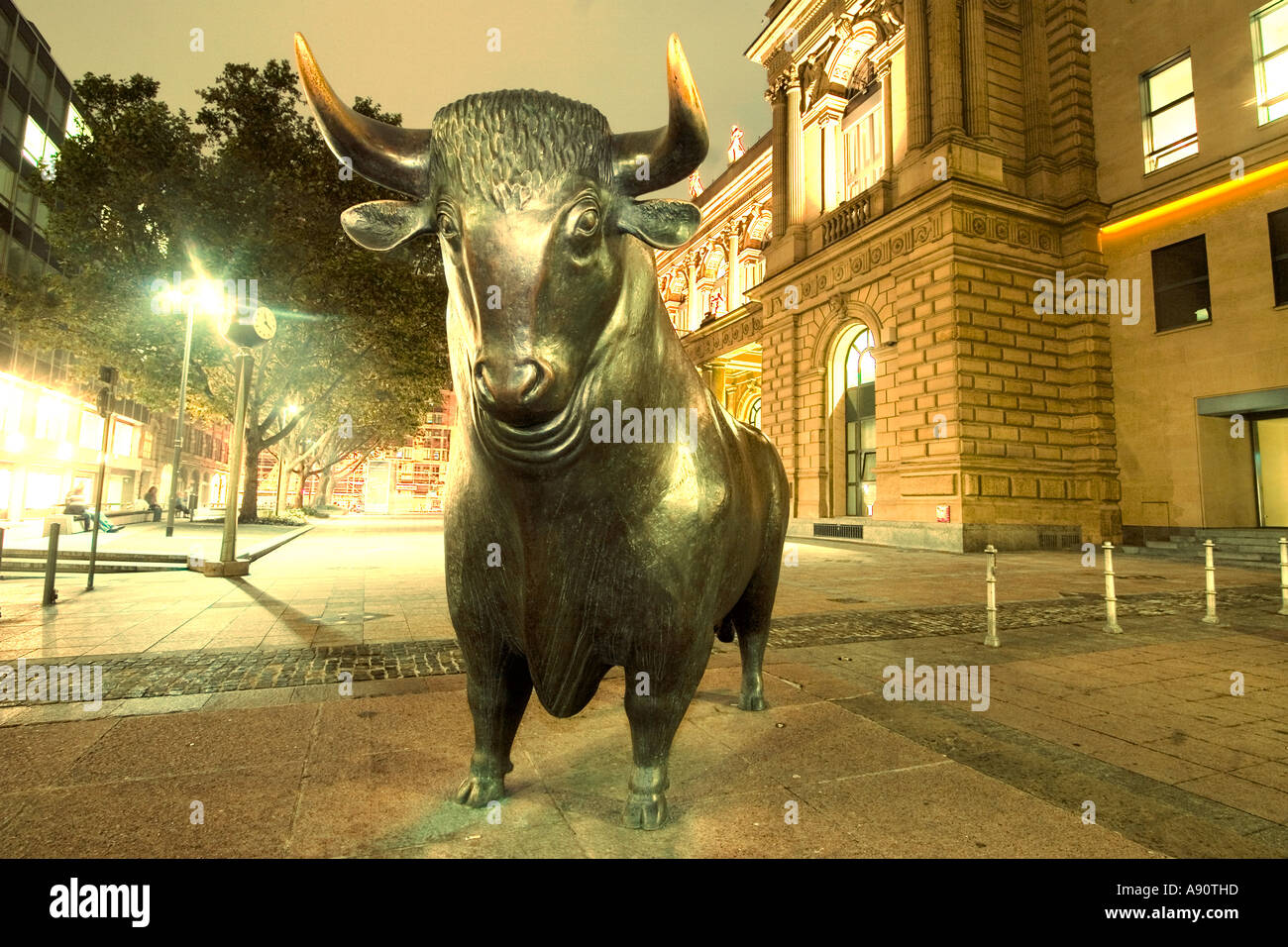 Allemagne Francfort bull en bourse avant de Twilight Banque D'Images