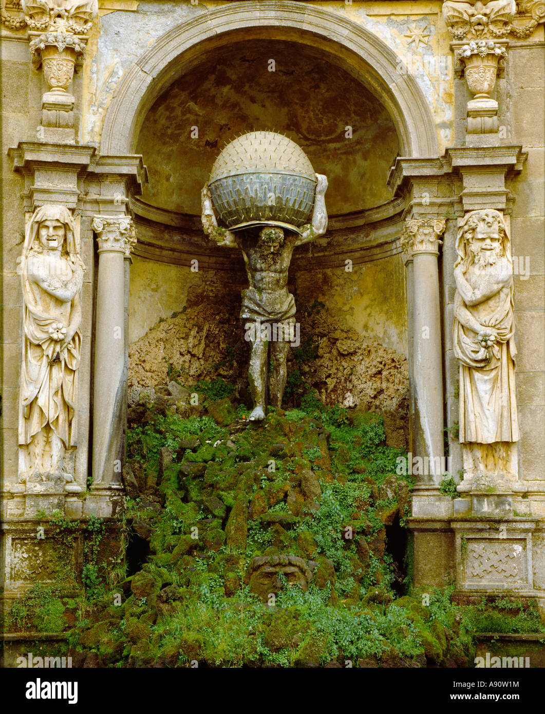 La Villa Aldobrandini, Frascati (Italie). Une statue d'Atlas portant le  monde sur ses épaules dans l'eau 'Theatre', flanqué de figures grotesques  (herms Photo Stock - Alamy