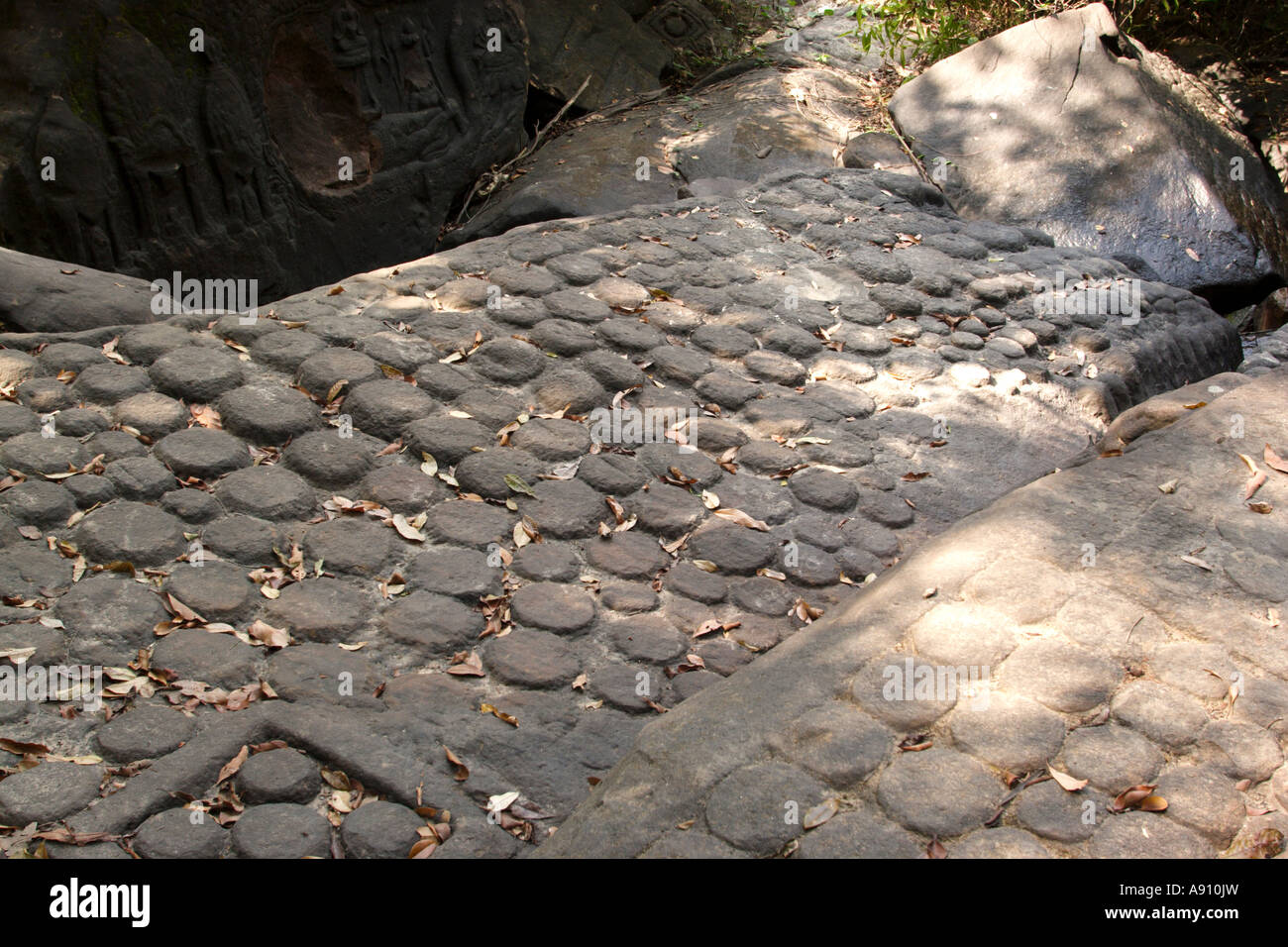 L'Asie, Cambodge, Kbal Spean, en forme de phallus lingas creusée dans le lit d'avis d'améliorer sa fertilité Banque D'Images