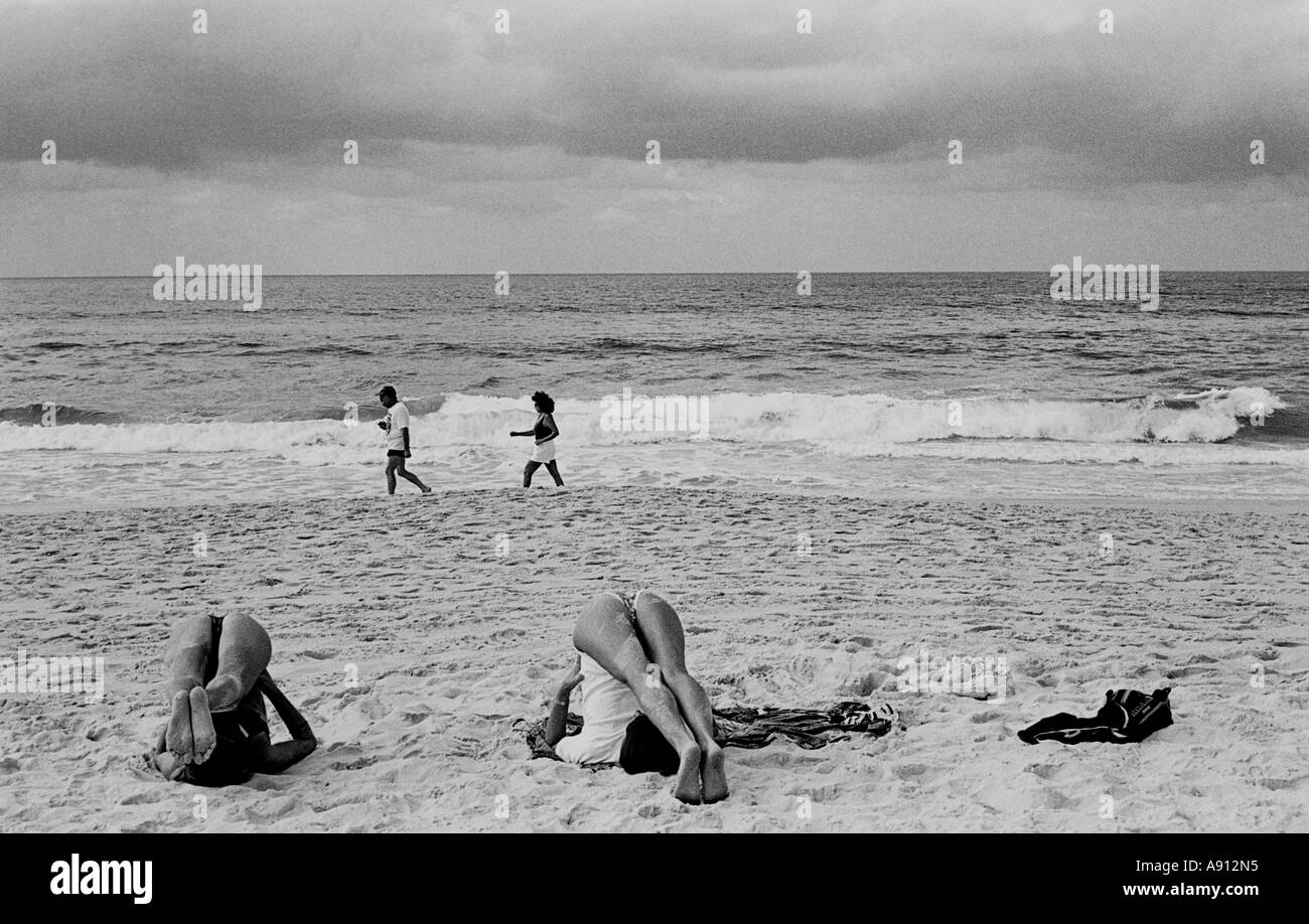 Bondi Beach Sydney 2000s. Matin l'exercice d'étirement et de la marche. Sydney. L'Australie HOMER SYKES Banque D'Images
