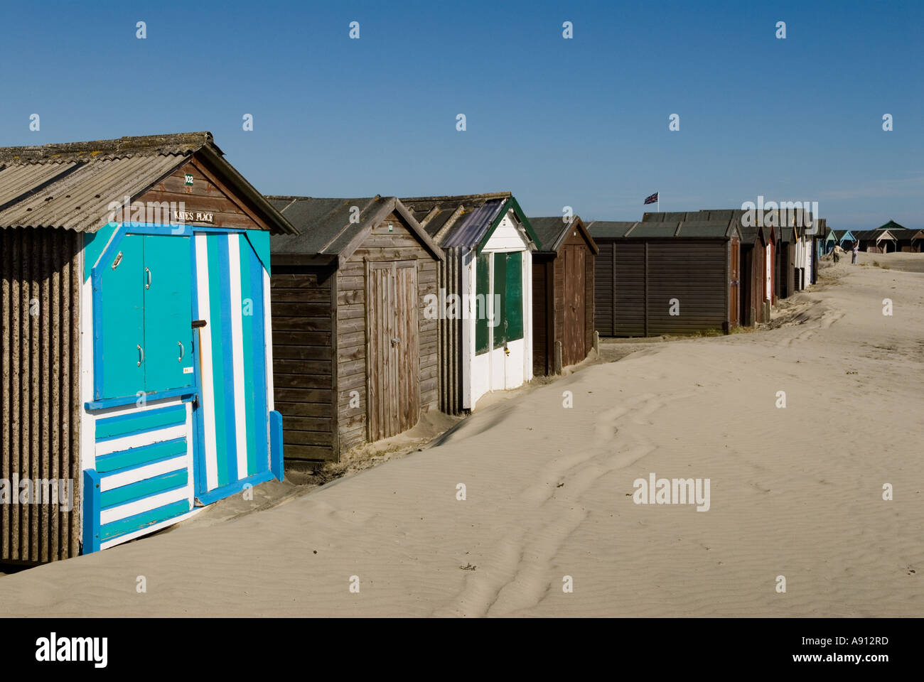 Fermé et verrouillé cabines colorées avec personne autour de West Wittering, West Sussex. L'Angleterre. Banque D'Images