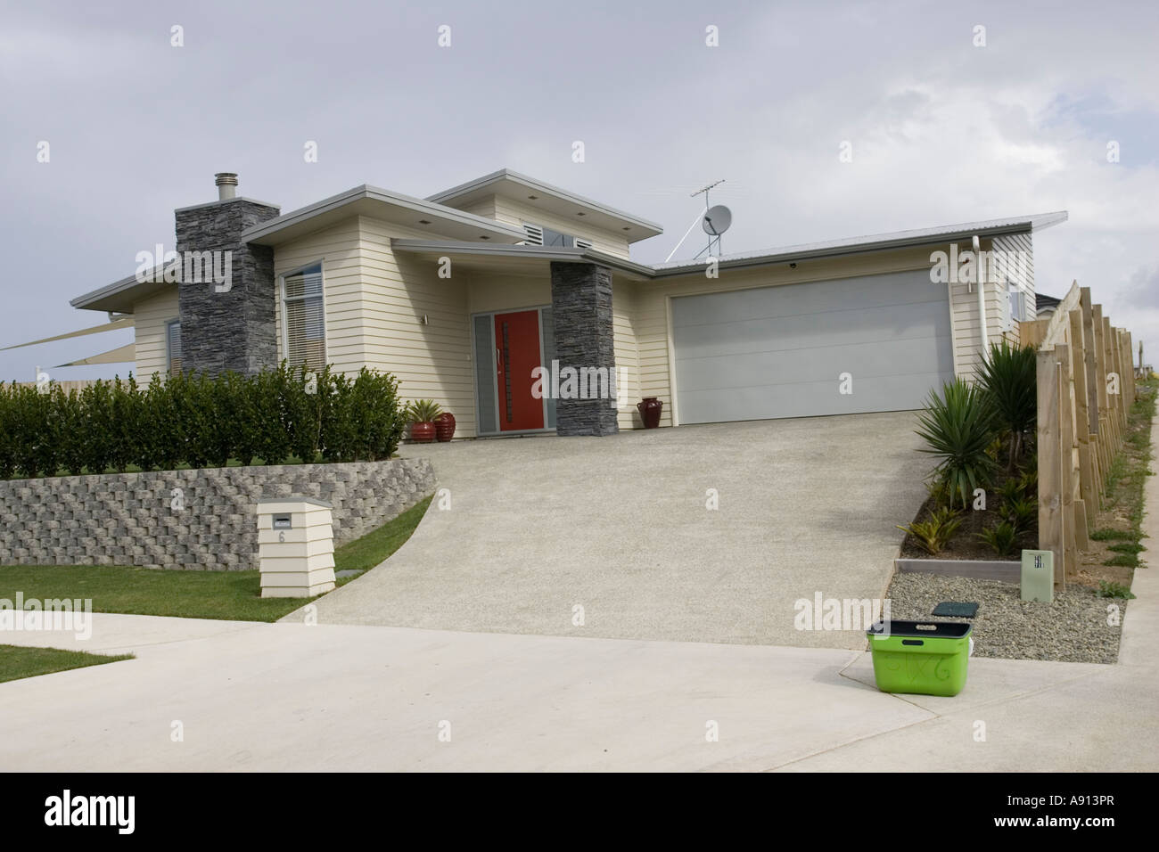 Récemment construit, moderne bungalow de banlieue de l'île du nord Auckland Nouvelle Zélande Banque D'Images