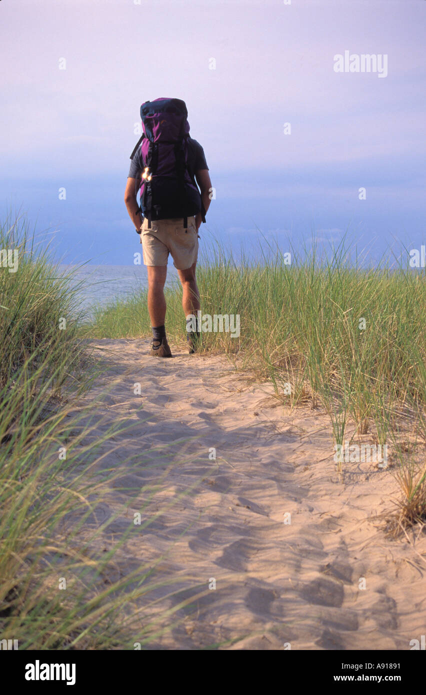 Backpacker le long de la plage et du lac Michigan, à l'Indiana Indiana Dunes National Lakeshore Banque D'Images