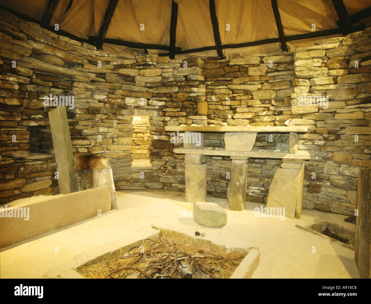 dh Replica SKARA BRAE ORKNEY dresser cheminée et lit à baldaquin réplique intérieure de la maison préhistorique néolithique reconstruction intérieure Banque D'Images