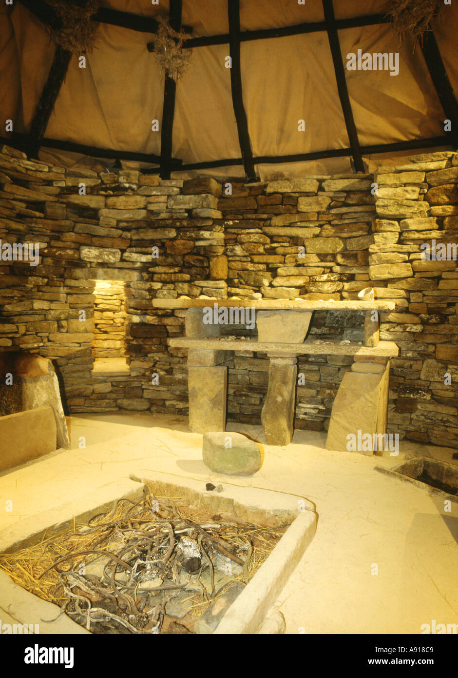 dh Replica SKARA BRAE ORKNEY dresser et cheminée à l'intérieur de la réplique de reconstruction néolithique de maison préhistorique Banque D'Images