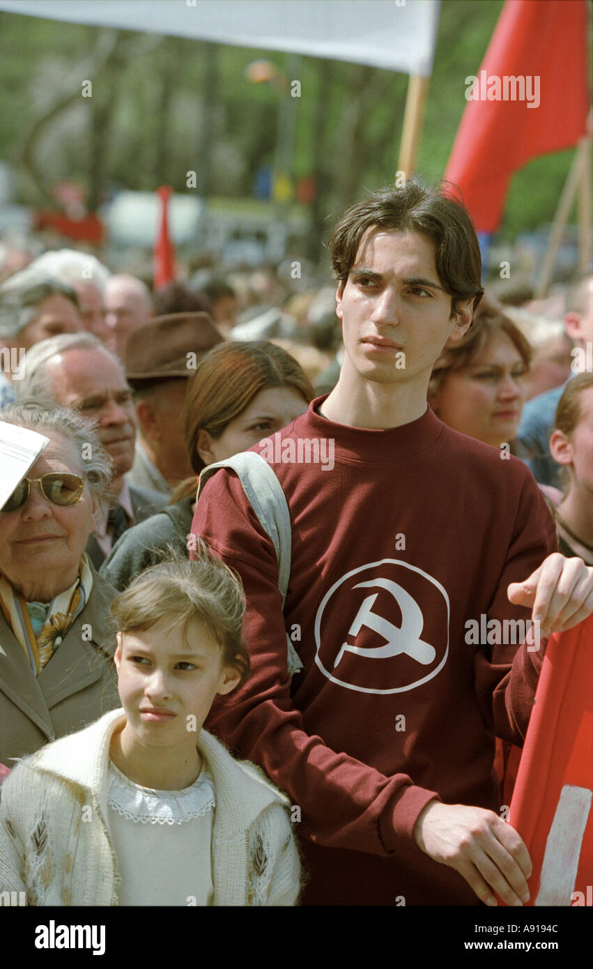 D'un marteau et de la faucille sweatshirt sur un jeune communiste lors d'un rassemblement à Chisinau, capitale de la Moldavie, une fois qu'une partie de l'Union Soviétique Banque D'Images