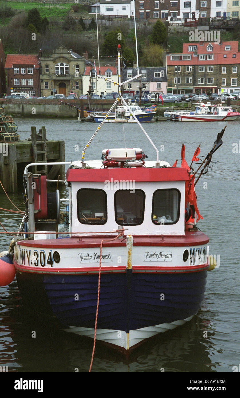 Bateau de pêche, le port de Whitby, North Yorkshire, Angleterre Banque D'Images