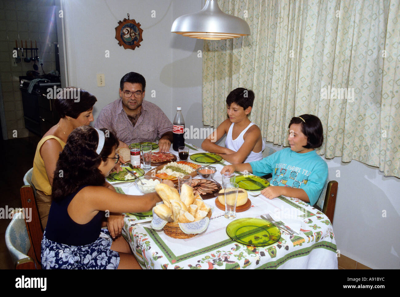 La famille brésilienne souper à la table dans leur maison, au Brésil. Banque D'Images