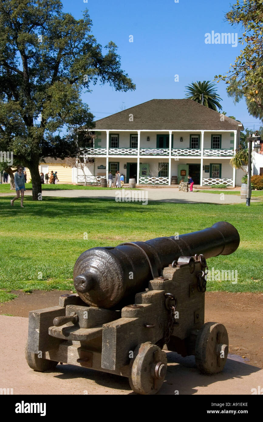Un canon se trouve en face du centre des visiteurs d'Old Town, San Diego, Californie. Banque D'Images Un canon se trouve en face du centre des visiteurs d'Old Town, San Diego, Californie. Banque D'Images