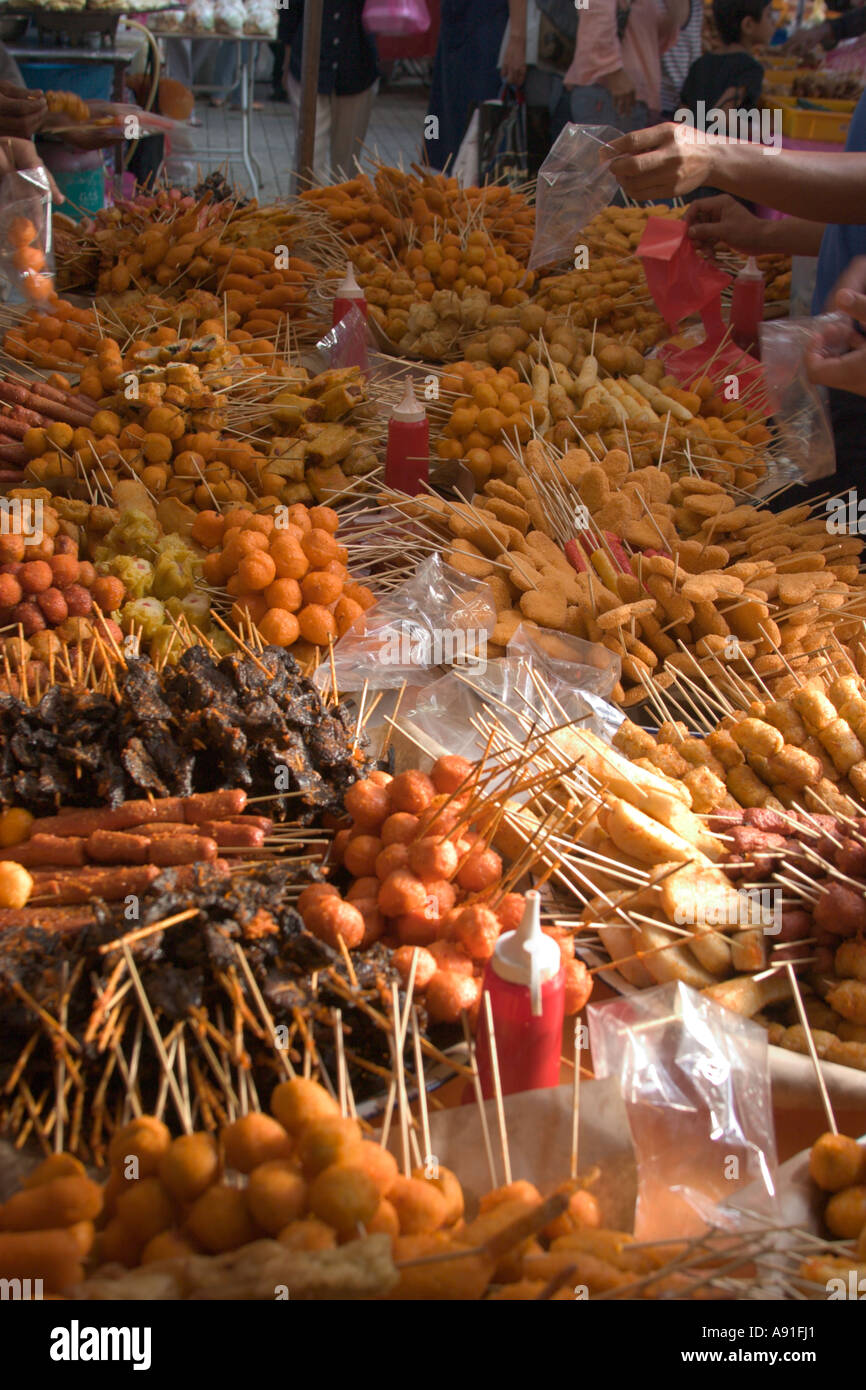 Variété de bâtonnets de nourriture vendue à un hawker décrochage - Boules de poisson, boulettes de viande, saucisses Banque D'Images
