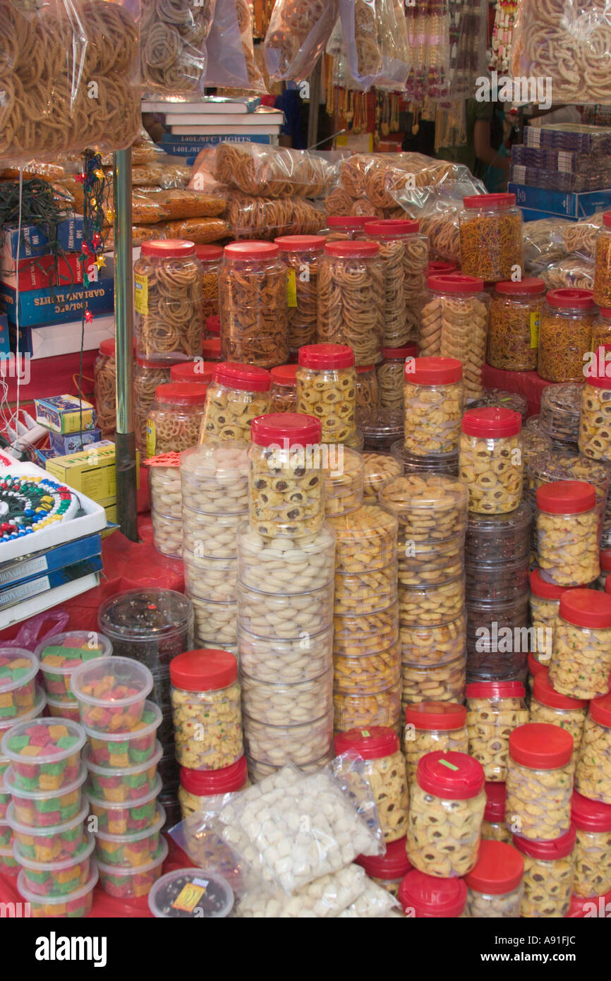 Biscuits et Gâteaux malais dans des contenants en plastique à la vente Banque D'Images