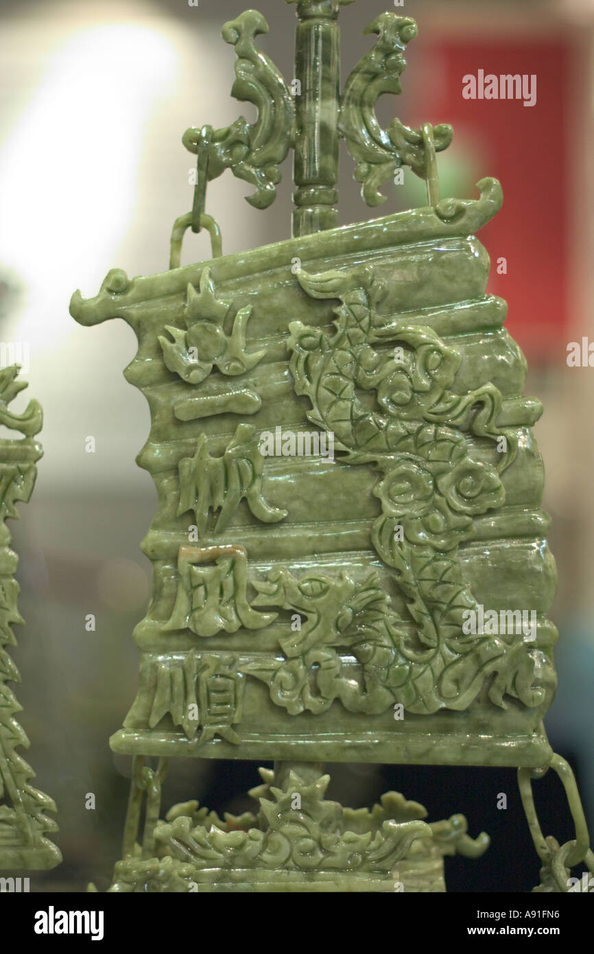 Mât d'un bateau réplique faite de jade avec les mots pour naviguer en chinois Banque D'Images