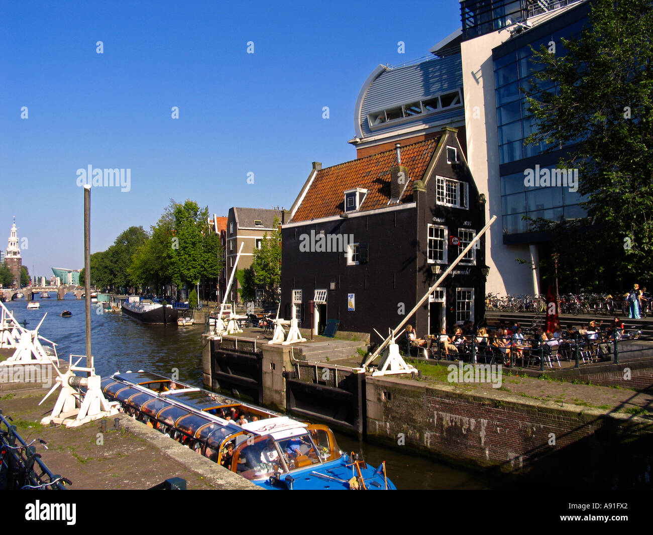 Hübsche Gracht mit en Rundfahrtboot avec canalboat joli canal Amsterdam à Amsterdam Banque D'Images