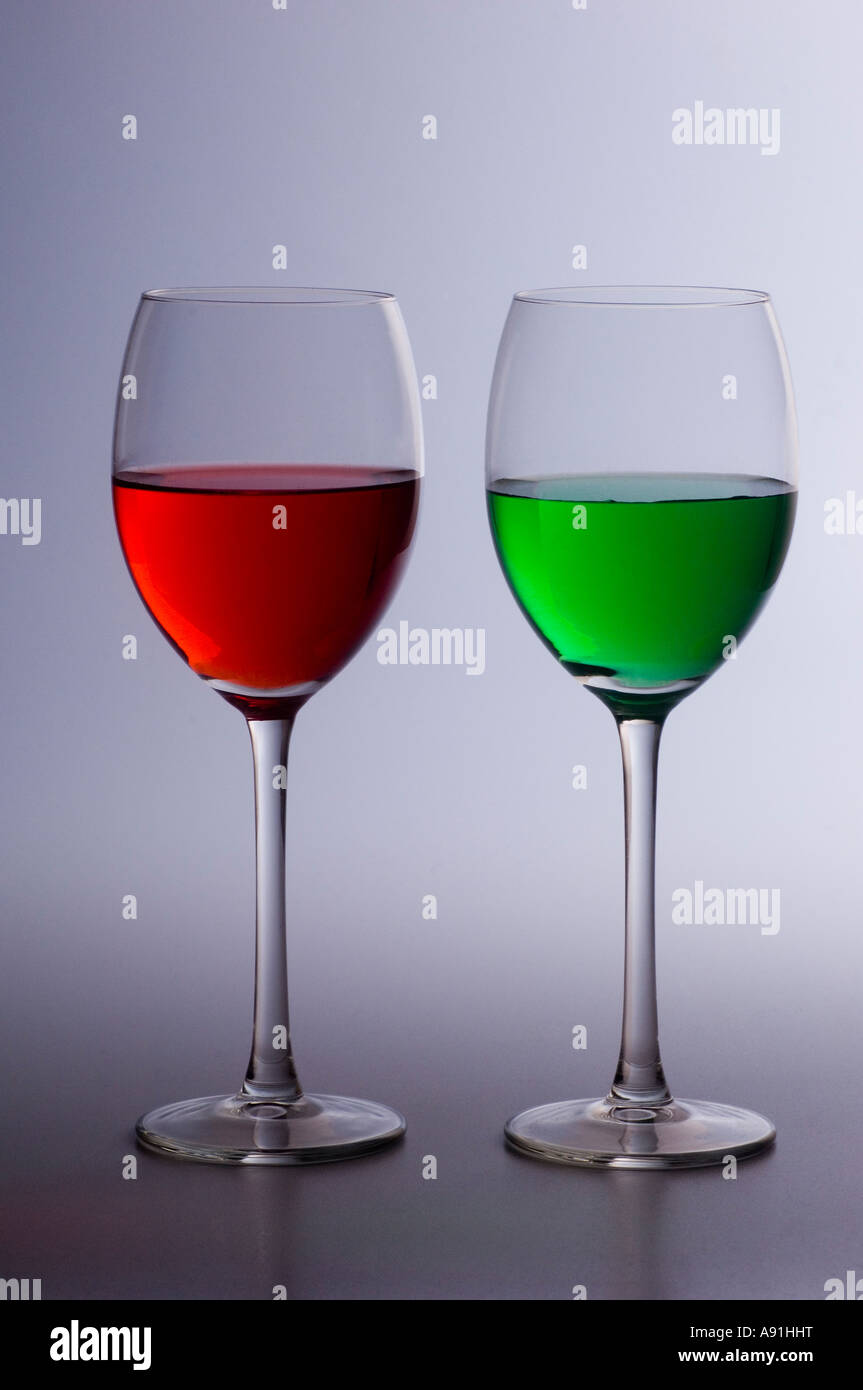 Deux verres de boissons colorées de couleur Banque D'Images