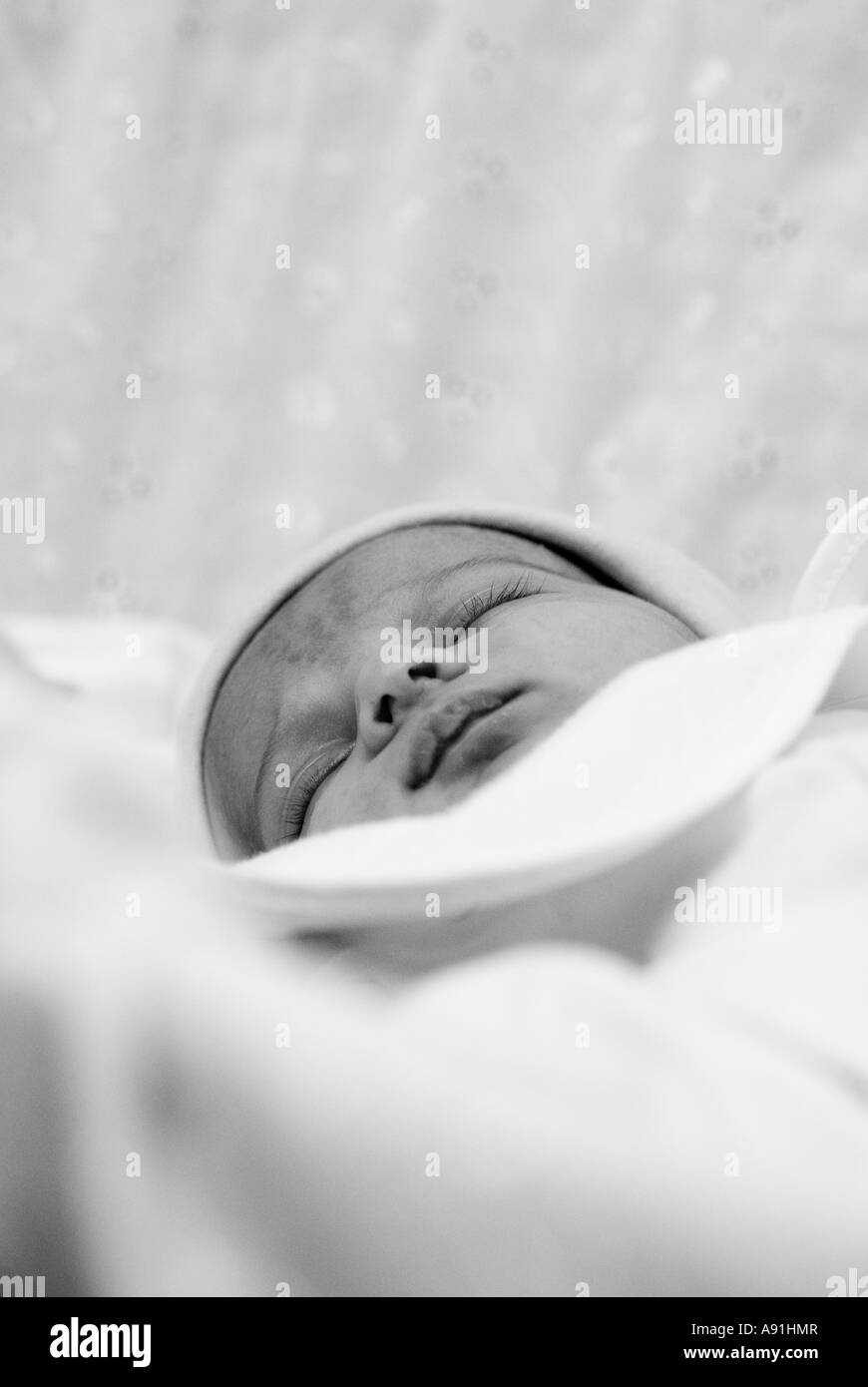 Bébé nouveau-né garçon endormi Banque D'Images