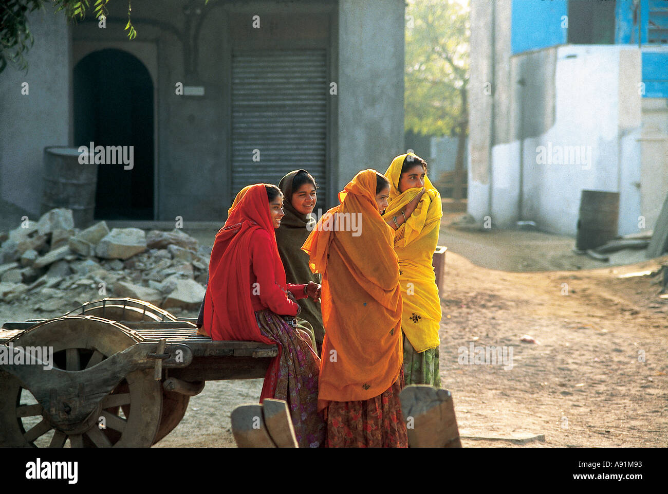 Groupe de quatre femmes de l'Inde Rajasthan discussion Banque D'Images