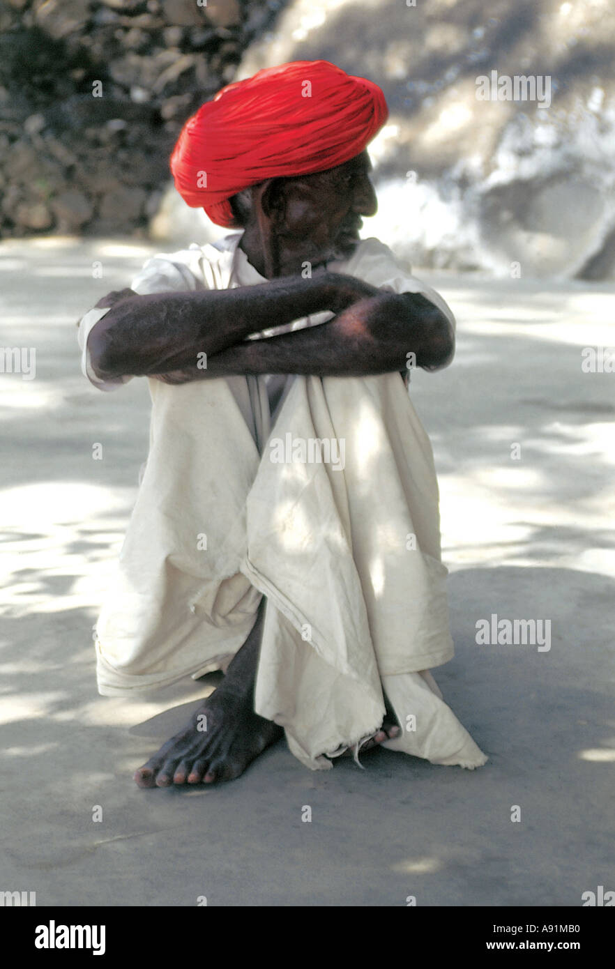 L'homme rural indien turban rouge avec villageois dhoti blanc shirt assis le Rajasthan en Inde Banque D'Images