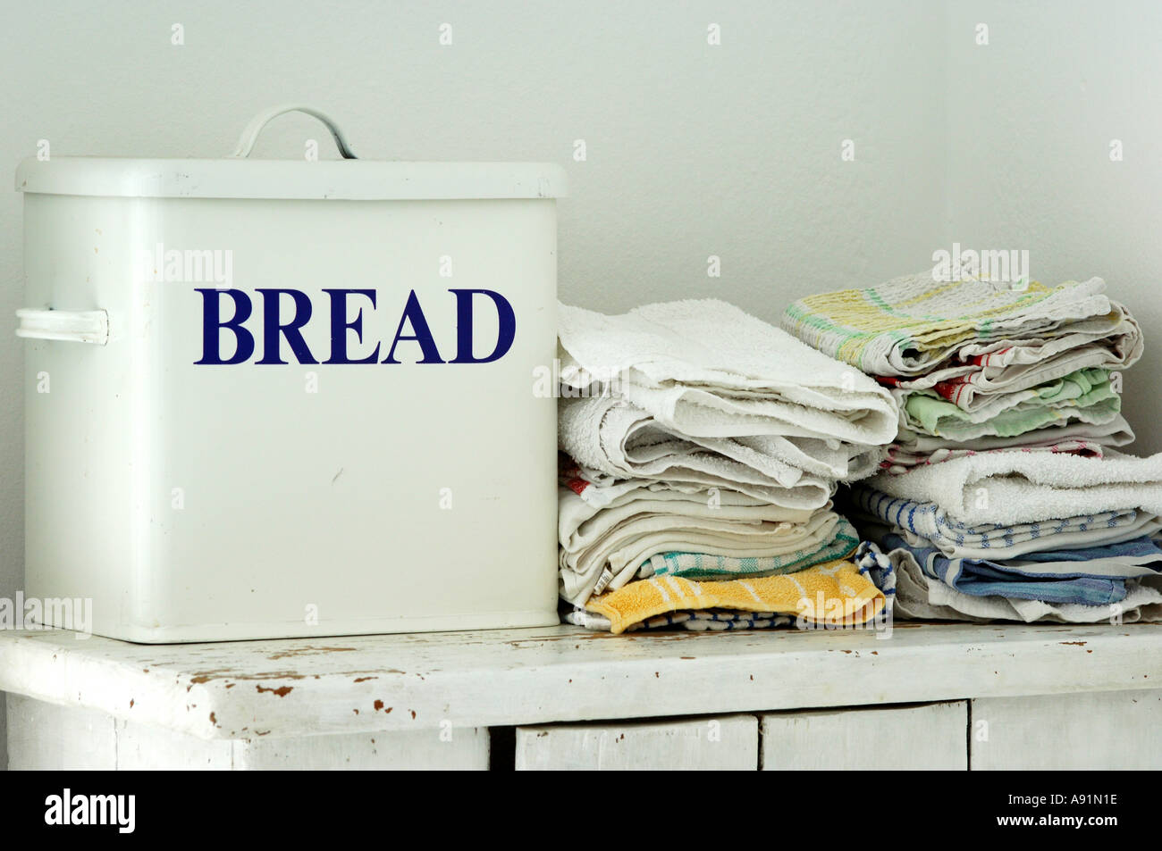 Breadbin et torchons Banque D'Images