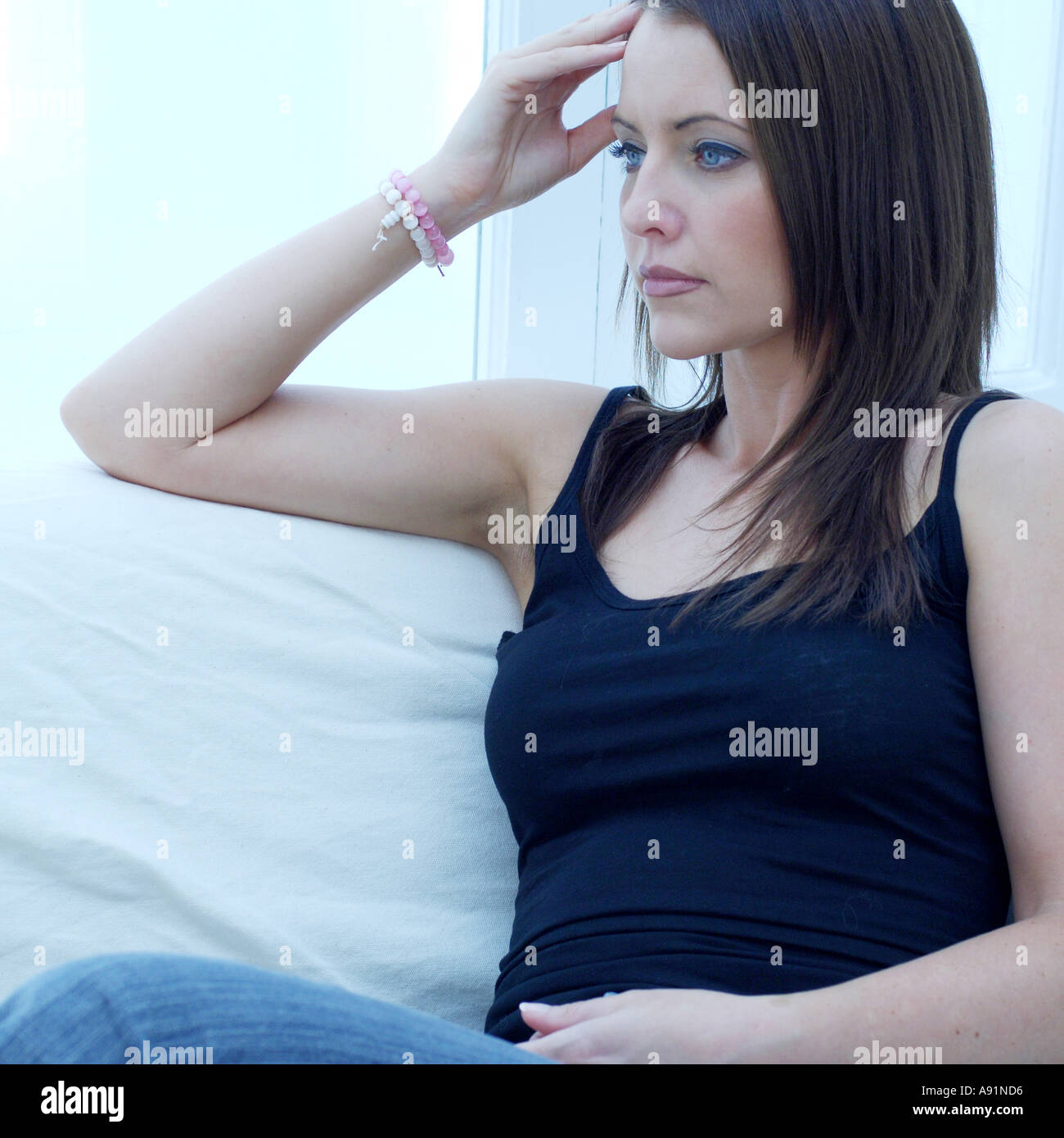 Portrait of a woman looking pensive Banque D'Images