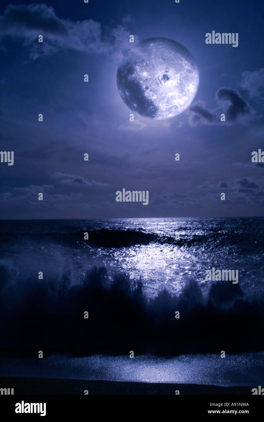Pleine lune et la mer Vollmond und Meer Banque D'Images