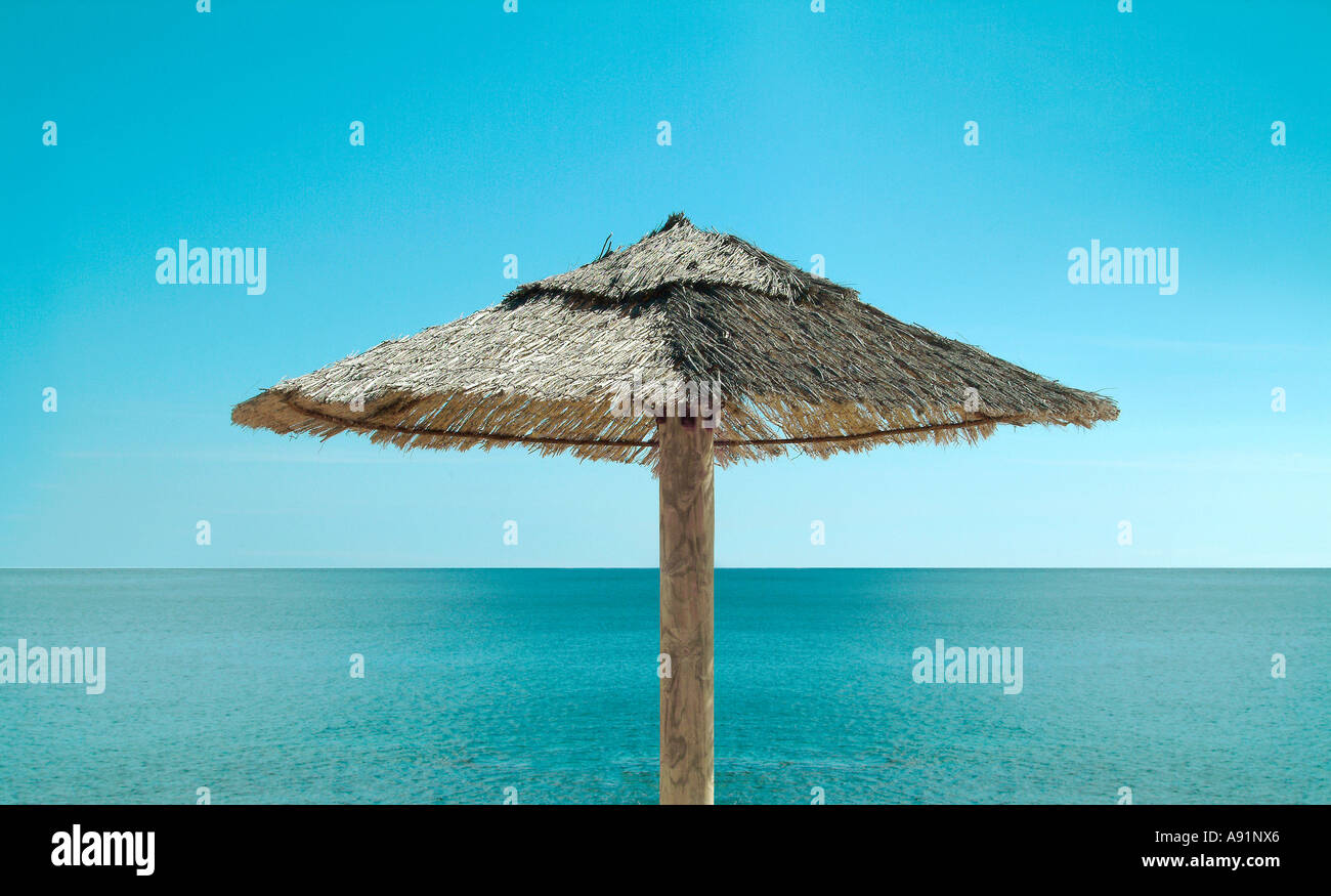 Écran de paille sur la plage am Strand bei Strohsonnenschirm tollem Wetter Banque D'Images