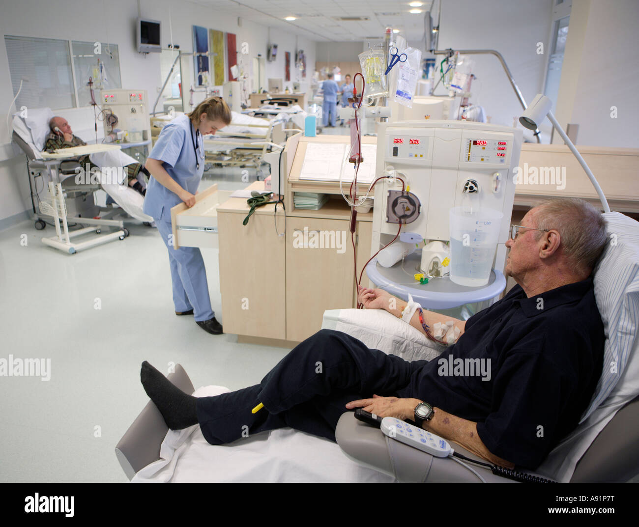 Au cours de son patient en dialyse le centre de dialyse dans l'hôpital Dominikus Banque D'Images